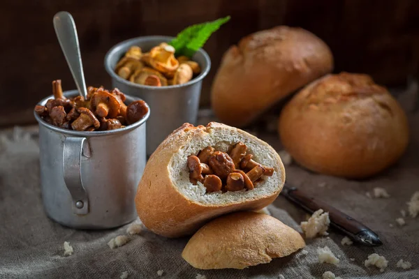 Pronto da mangiare panino con funghi su vecchio tavolo di legno — Foto Stock