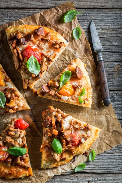 Ready to eat pizza made of noble mushrooms and tomatoes — Stock Photo, Image