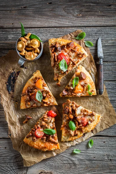 高貴なキノコとトマトで作られたおいしいピザ — ストック写真