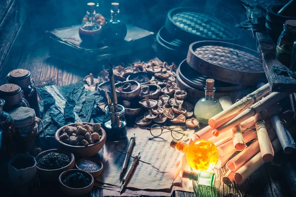 Gamla rullar och recept i vintage alchemist laboratorium — Stockfoto