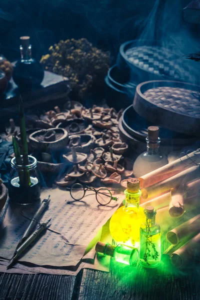 Старые свитки и рецепт в лаборатории волшебного алхимика — стоковое фото