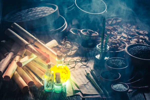 Viejos rollos y receta en laboratorio de cocina mágica —  Fotos de Stock