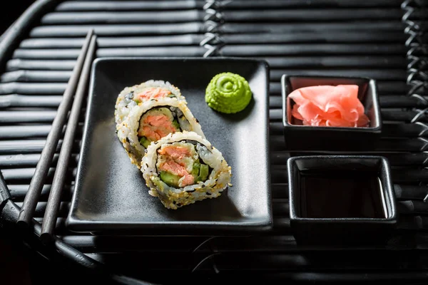 Nahaufnahme von frischem Sushi mit Wasabi und Sojasauce — Stockfoto