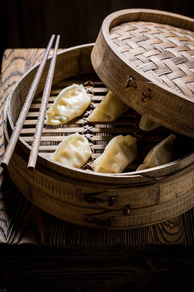 Świeże i domowe pierogi chińskie w drewniany parowiec — Zdjęcie stockowe