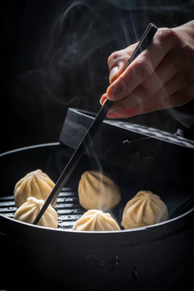 Gorące i smaczne pierogi chińskie na czarnym tle — Zdjęcie stockowe