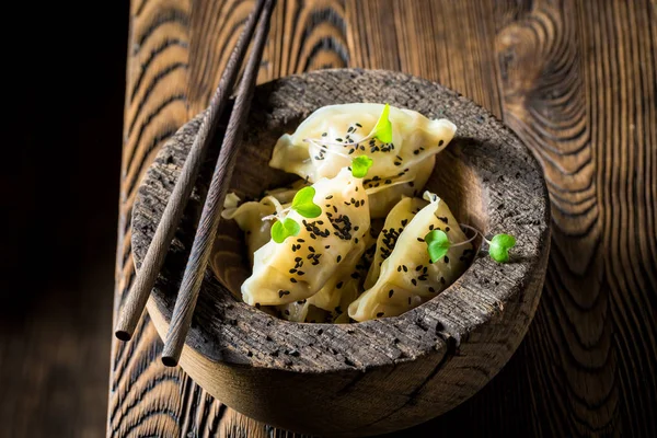 Closeup of chinese dumplings in wooden bowl — Stock Photo, Image