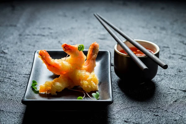 Primo piano di gamberetti in tempura su roccia nera — Foto Stock