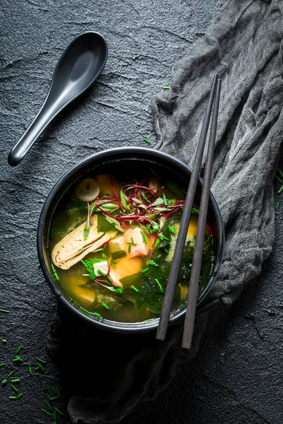 Sup miso lezat dengan salmon di batu hitam — Stok Foto
