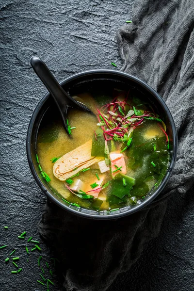 Sup miso Yummy dengan salmon di batu hitam — Stok Foto