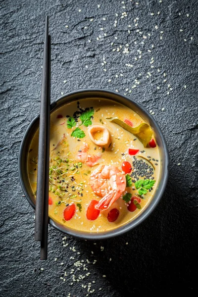 Tom Yum soup with shrimps on black rock — Stock Photo, Image