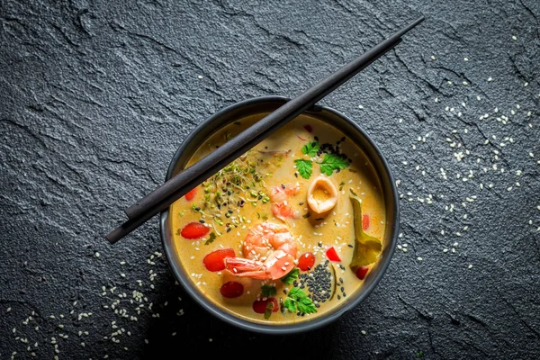 Крупный план супа Том Ям с кокосовым молоком и креветками — стоковое фото
