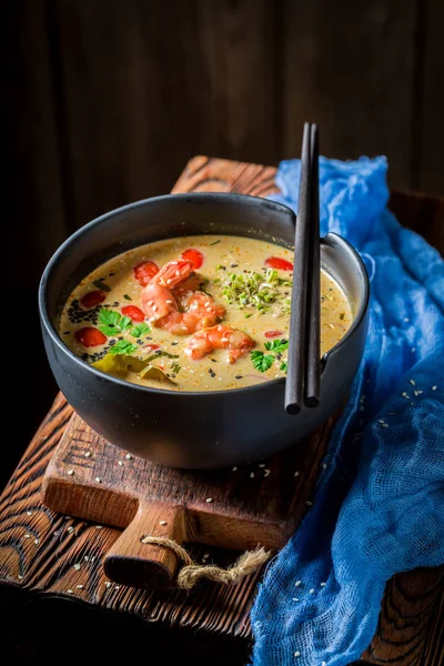 Tom Yum soup with shrimps on dark background — Stock Photo, Image