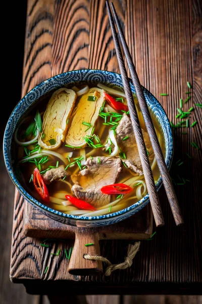 Primer plano de deliciosa sopa de curry rojo con carne de res y fideos — Foto de Stock