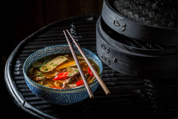 Kaldu Thai lezat dengan sumpit di latar belakang hitam — Stok Foto