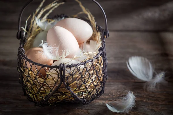 Vol vitaminen vrije uitloop eieren in de mand — Stockfoto
