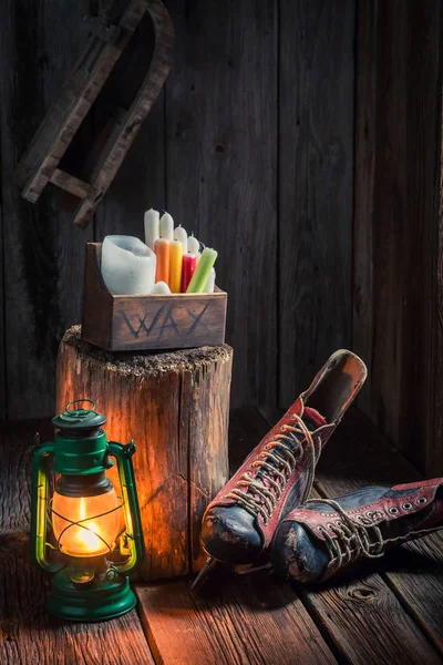 Wooden winter cottage with small wooden sleigh — Stock Photo, Image