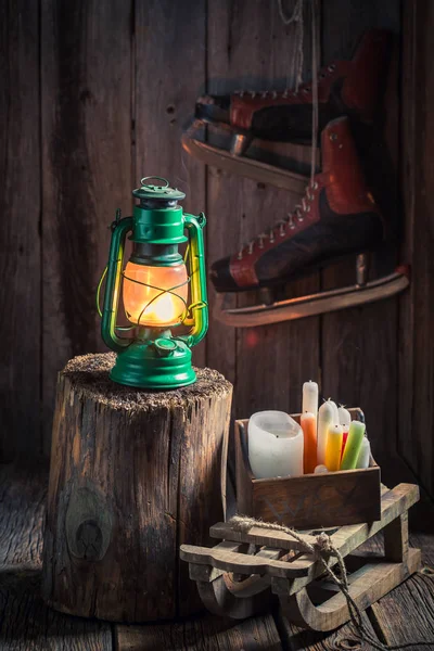 Винтажный деревянный зимний коттедж со снегом и масляной лампой — стоковое фото