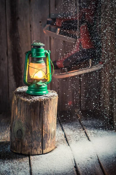 Rifugio invernale in legno innevato con neve e lampada ad olio — Foto Stock