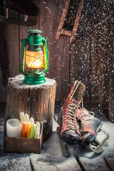 Cabaña de madera nevada de invierno con patines y cera — Foto de Stock