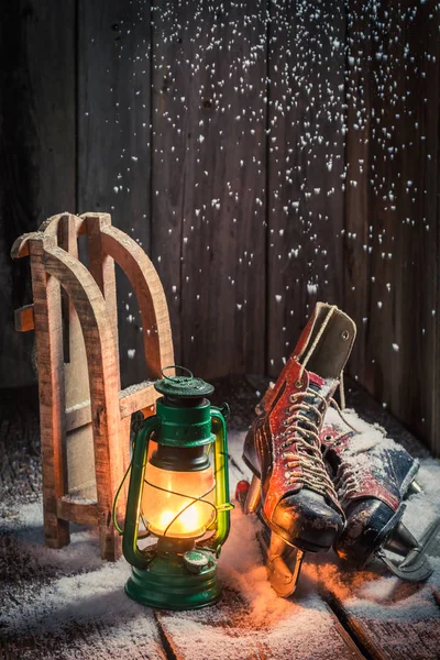 Chalet en bois d'hiver rétro avec patins et cire — Photo