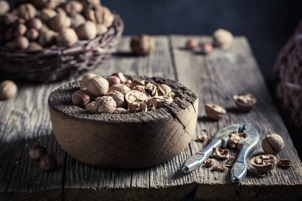 Lahodné různé ořechy s s staré Louskáček — Stock fotografie