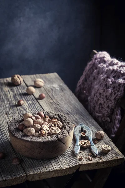 Chutné ořechy a lískové oříšky s s staré Louskáček — Stock fotografie