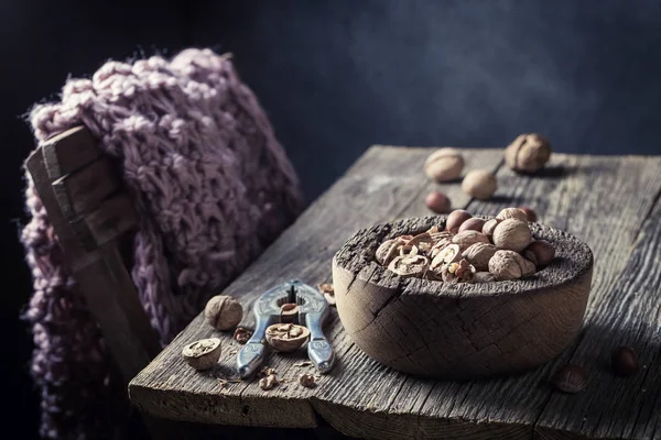 Здоровые грецкие орехи и фундук со старым ореховым крекером — стоковое фото