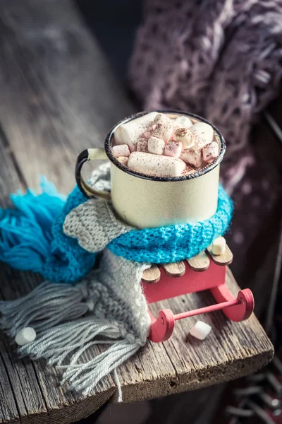 Cioccolata fatta in casa e calda con sciarpa blu per Natale — Foto Stock