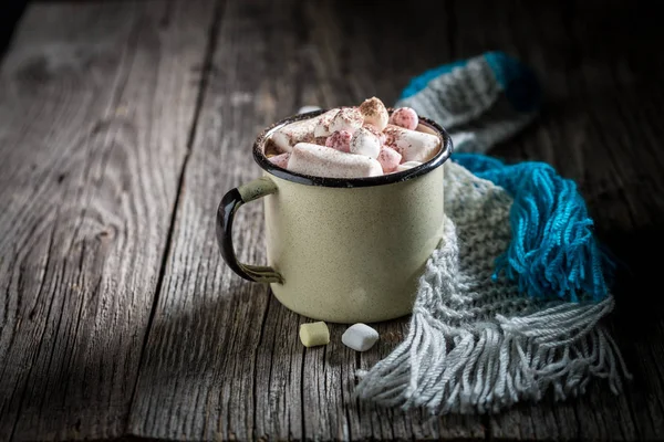 Разогревающий и вкусный какао с голубым шарфом на Рождество — стоковое фото