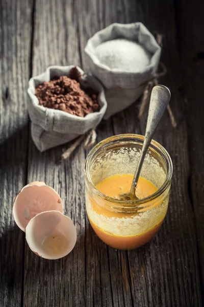 Leckeres Dessert aus Zucker, Eigelb und Kakao — Stockfoto