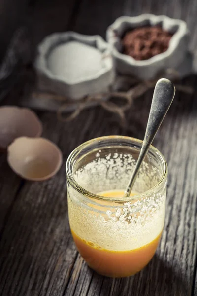 Sobremesa caseira feita de gema, açúcar e cacau — Fotografia de Stock