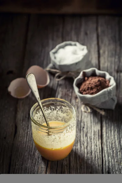 Köstliches Dessert aus Eigelb, Zucker und Kakao — Stockfoto