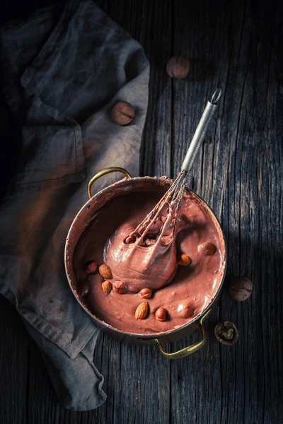 Lezzetli çikolata kakao ve çeşitli fındık — Stok fotoğraf