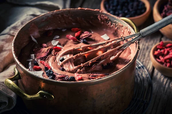 Hausgemachte Schokolade aus Kakao und verschiedenen Trockenfrüchten — Stockfoto