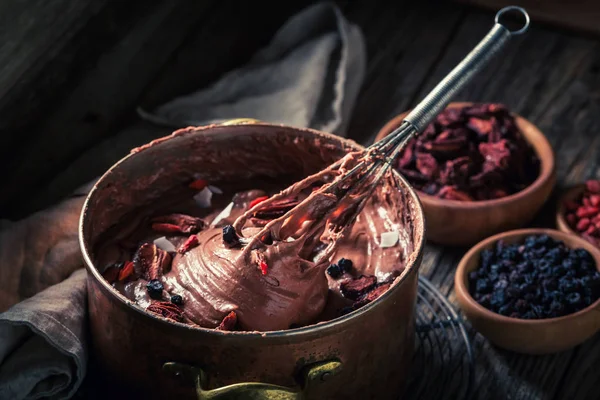 Chocolate caseiro com frutas secas e bagas — Fotografia de Stock