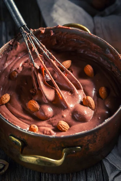 Chocolate saboroso feito de cacau e várias nozes — Fotografia de Stock