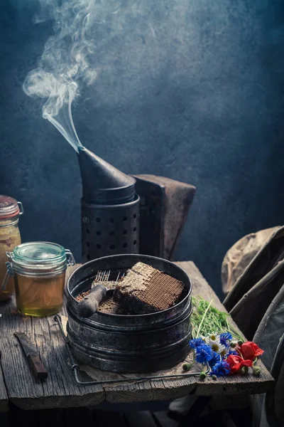양 봉 꿀 워크샵에 대 한 녹슨 도구 — 스톡 사진