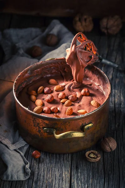 Leckere Schokolade mit Haselnüssen, Mandeln und Walnüssen — Stockfoto