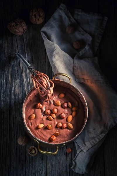 Chocolate casero hecho de cacao y varios frutos secos —  Fotos de Stock