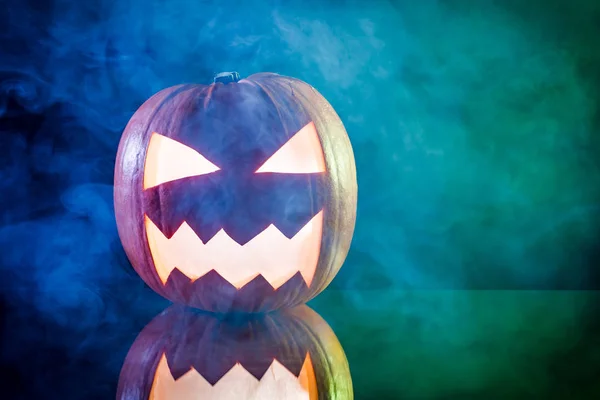 Fumo e incandescente zucca testa di Halloween su sfondo nero — Foto Stock