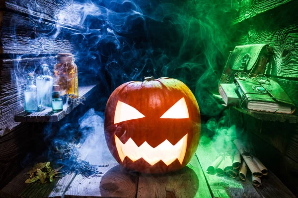 Zářící dýně na Halloween v chatě Zaklínač s barevný kouř — Stock fotografie