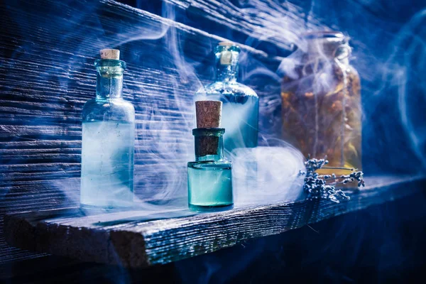 Casa de la bruja con poción mágica azul para Halloween —  Fotos de Stock