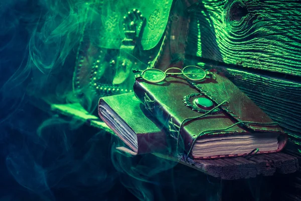 Taller vintage lleno de libros para Halloween —  Fotos de Stock