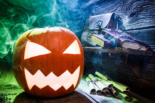 Fechar de fumar abóbora de Halloween na mesa de madeira — Fotografia de Stock