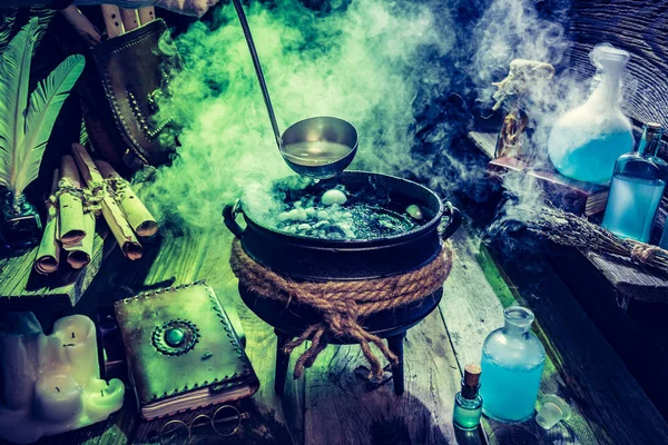 Lleno de mezcla mágica bruja cabaña para Halloween — Foto de Stock