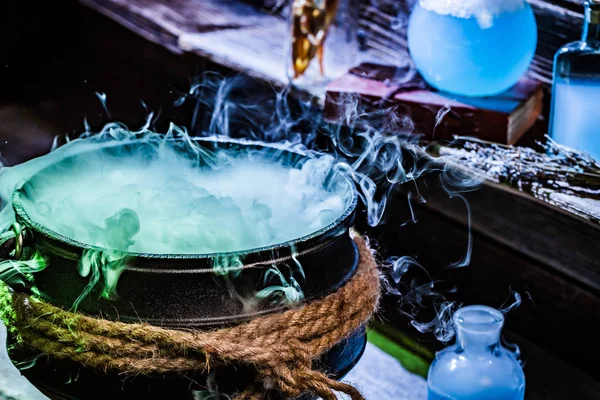 Close-up van witcher ketel met blauwe drankjes voor Halloween — Stockfoto