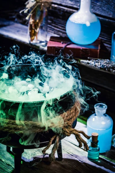 Vol met magische mengsel heks pot voor Halloween — Stockfoto