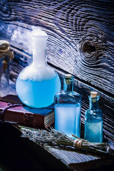 Closeup της μαγικό μπλε φίλτρα στο εξοχικό σπίτι της μάγισσας για τις Απόκριες — Φωτογραφία Αρχείου