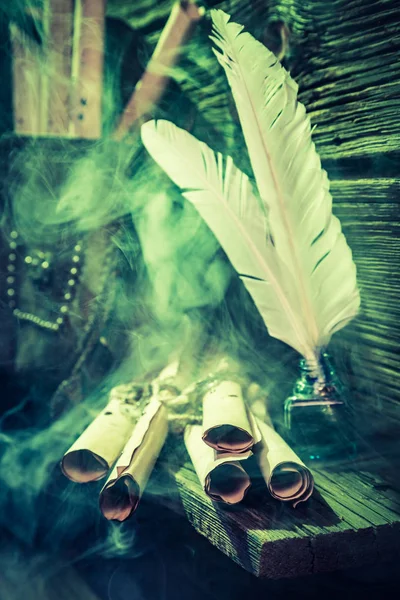 緑魔法をハロウィーンの魔女の小屋でスクロールします。 — ストック写真