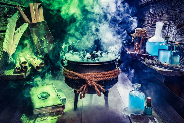 Pot magique avec livres, rouleaux et potions — Photo